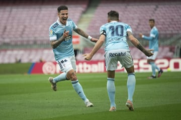 1-1. Santi Mina celebra el primer gol.