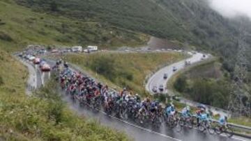 Los Pirineos franceses acogieron, con lluvia y niebla, a un pelot&oacute;n de la Vuelta a Espa&ntilde;a controlado por el Astana de Nibali.