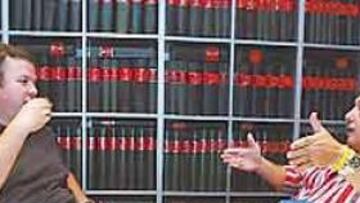 <b>VISITÓ AS. </b>Paco López explicó cómo funciona el pinganillo.