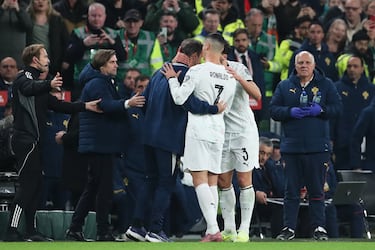 Cristiano Ronaldo es expulsado por un codazo a O´Shea en la espalda sin balón. El árbitro revisa la jugada en el VAR y le muestra la cartulina roja.