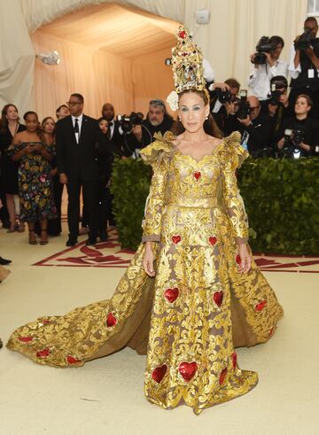 La actriz de Ohio cumplió con creces con el código de vestimenta del tema de la gala de ese año: 'Cuerpos celestiales: moda e imaginario católico'. Con un diseño de Dolce & Gabbana acaparó todas las miradas.