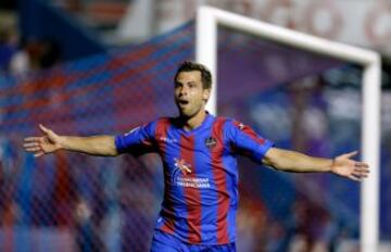 El delantero austriaco del Levante Ivanschitz celebra tras marcar el segundo gol ante el Valencia.