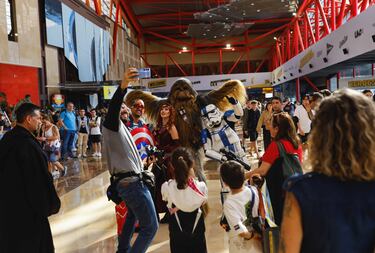 El público disfruta del ambiente festivo en la Comic Con de Málaga.
