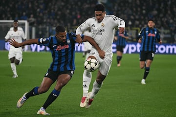 Real Madrid's English midfielder #05 Jude Bellingham (R) fights for the ball with Atalanta's Sweden�s defender #04 Isak Hien during the UEFA Champions League football match between Atalanta and Real Madrid at the Gewiss Stadium in Bergamo, on December 10, 2024. (Photo by Alberto PIZZOLI / AFP)