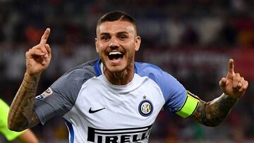 Inter Milan's Argentinian forward Mauro Icardi celebrates after scoring his 2nd goal during the Italian Serie A football match Roma vs Inter Milan on August 26 , 2017 at Olympic stadium in Rome. / AFP PHOTO / ALBERTO PIZZOLI