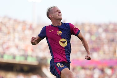 Dani Olmo del FC Barcelona marca y celebra el sexto gol de su equipo.