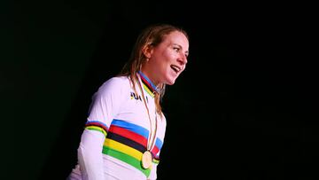 Van Vleuten, con el maillot de campeona del mundo, en el podio de los Mundiales de Wollongong.