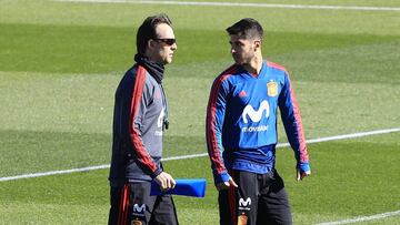 Marco Asensio con Lopetegui en un entrenamiento con la Selecci&oacute;n.