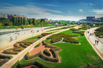 Madrid Ro es uno de los parques pblicos de la ribera del Manzanares en el que numerosos deportistas acuden a hacer sus ejercicios. En l se puede visualizar los puentes de Arganzuela, de Segovia, Toledo, San Isidro, Principado de Andorra o la ermita de la Virgen del Santo.