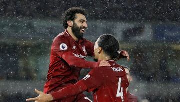Salah y Van Dijk celebran un gol