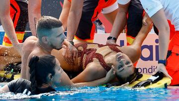 Artistic Swimming - FINA World Championships - Alfred Hajos Swimming Complex, Budapest, Hungary - June 22, 2022 Anita Alvarez of the U.S. receives medical attention during the women's solo free final REUTERS/Lisa Leutner