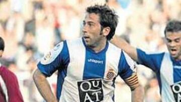 <b>Y LLEGÓ EL NÚMERO 100. </b>Así, arropado por Luis García y Marc Torrejón, celebró Raúl Tamudo su gol 99 en la Liga; minutos más tarde llegaría el 100, de penalti.