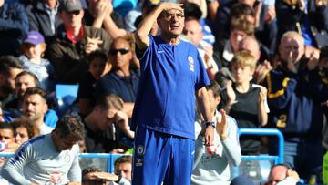Sarri says sorry after touchline bust-up overshadows Chelsea's late escape