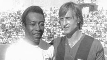 <b>DOS DE LOS GRANDES. </b>Pelé y Cruyff, en el Carranza de 1974.