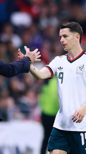 Soccer Football - International Friendly - Mexico v Portugal - Estadio Ciudad de Mexico, Mexico City, Mexico - March 28, 2026 Mexico's Alvaro Fidalgo shakes hands with Mexico coach Javier Aguirre after being substituted REUTERS/Eloisa Sanchez