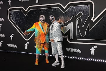 Violent J y Shaggy 2 Dope, componentes de Insane Clown Posse, posan en la alfombra de los MTV Video Music Awards.