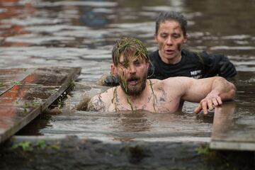 Tough Guy es una prueba extrema en la que los corredores deben superar todo tipo de obstáculos como brasas ardientes, piscinas de lodo, barrizales cubiertos de alambradas, muros y túneles claustrofóbicos.

