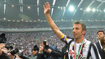 Juventus&#039; forward Alessandro Del Piero celebrates his team&#039;s Italian Serie A football trophy, the Scudetto, during a ceremony after their match against Atalanta on May 13, 2012 in Juventus stadium in Turin. Juve have officially won 28 titles due to having been stripped of their 2005 and 2006 successes for match-fixing and Del Piero&#039;s 19-year stay with the Old Lady Juventus will come to an end this summer.       AFP PHOTO / GIUSEPPE CACACE