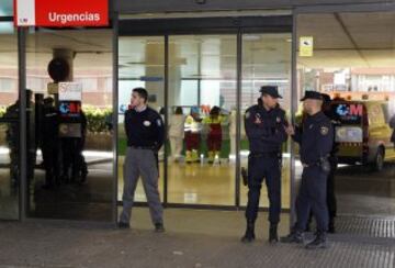 La Policía Nacional en las puertas del hospital Clínico, donde se encuentra el seguidor fallecido, tras la reyerta en los aledaños del Calderón.