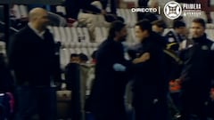 Insólito y vergonzoso: expulsan a un entrenador por encararse y “agarrar” a su médico en pleno partido