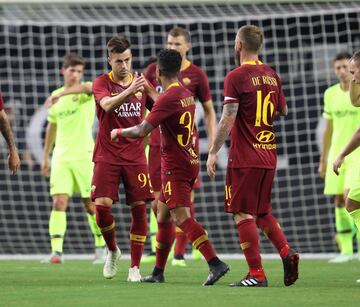 Barcelona 1-1 Roma | Stephan El Shaarawy celebra el gol que puso el empate en el marcador en el minuto 34 de partido. 