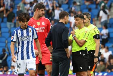 Tras el pitido final, Xabi Alonso dialogó con el colegiado Gil Manzano sobre la expulsión de su jugador, Dean Huijsen. 