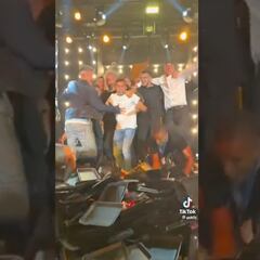 ¡Se volvió loco! Orbelín Pineda se avienta a pila de charolas en el festejo del campeonato del AEK Atenas