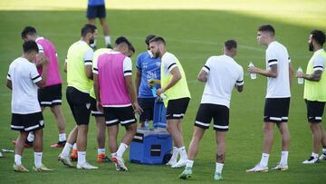 Los jugadores del M&aacute;laga, durante un entrenamiento.