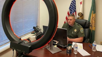 Jeremy Briese, Sheriff del Condado de Mariposa, California (Estados Unidos), realizando una conferencia con el ordenador. 