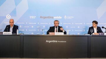 AME4555. BUENOS AIRES (ARGENTINA), 04/06/2020.- Fotografía cedida por la Presidencia de Argentina que muestra al mandatario de la nación, Alberto Fernández (c), durante una rueda de prensa junto al alcalde de Buenos Aires, Horacio Rodríguez Larreta (i), y el gobernador de la provincia bonaerense, Axel Kicillof (d), este jueves, en Buenos Aires (Argentina). Fernández anunció este jueves una nueva extensión de la cuarentena, hasta el 21 de junio, para frenar la propagación de la pandemia por coronavirus, que deja en ese país 20.197 casos y 608 muertes, según datos informados por el Gobierno. EFE/ Presidencia Argentina SÓLO USO EDITORIAL/NO VENTAS