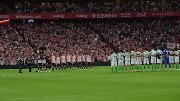 Minuto de silencio en memoria de los fallecidos por la DANA en el partido entre Athletic y Betis.
