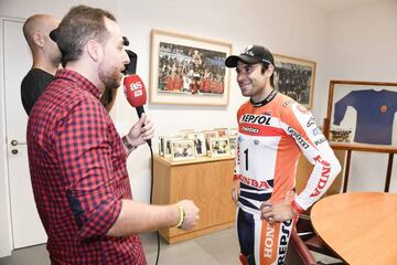 Toni Bou atendiendo a AStv.