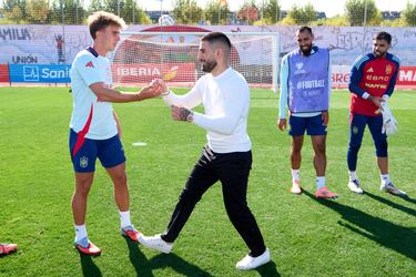 Pablo Barrios saluda al luchador de artes marciales mixtas.