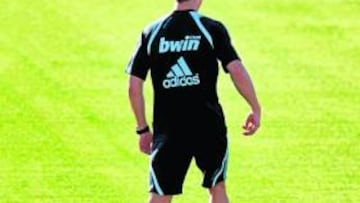 <b>CON EL BALÓN. </b>Cristiano saltó ayer al césped a escuchar la charla técnica y no se pudo resistir a tocar la pelota.