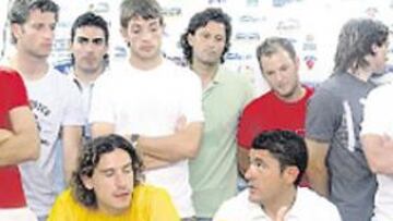 <b>UNIÓN. </b>La plantilla y el cuerpo técnico, ayer en Foietes.