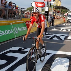 Tiesj Benoot abandona tras su caída; Matthews por enfermedad