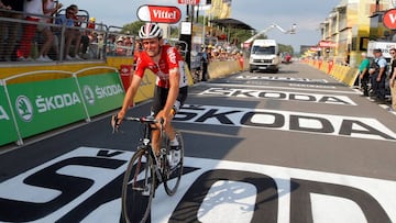 El ciclista del Lotto-Soudal Tiesj Bennot cruza con el rostro ensangrentado la l&iacute;nea de meta tras la cuarta etapa del Tour de Francia con final en Sarzeau despu&eacute;s de sufrir una dura ca&iacute;da.