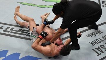 Demian Maia somete a Ben Askren durante el estelar del UFC Singapur.