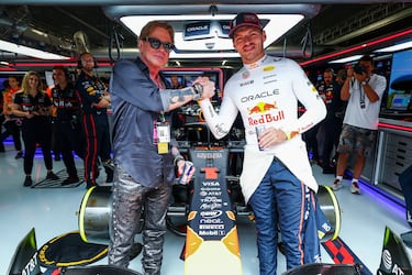 El cantante de Guns N' Roses, Axl Rose posa con Max Verstappen antes del inicio del Gran Premio. 