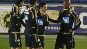 <b>DESCANSO.</b> El seleccionador nacional, Vicente del Bosque, reservó a varios jugadores que arrastraban molestias en el entrenamiento realizado esta tarde.