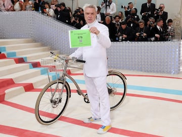 El músico David Byrne acude con su bicicleta para protestar por la inseguridad que viven los ciclistas en Nueva York.