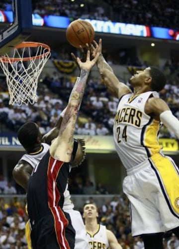 Chris Andersen y Paul George.