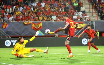 España se metió en la final de la Nations League por segunda edición consecutiva. De nuevo, derrotando a Italia en las semifinales de la Final Four. Yeremy Pino marcó a los tres minutos tras un error de Bonucci. Empató Immobile de penalti cometido por mano de Le Normand, que debutaba esta noche. Ya al final, emergió una vez más la figura de Joselu, que cazó un rechace en el minuto 87 para dar la victoria a La Roja.  