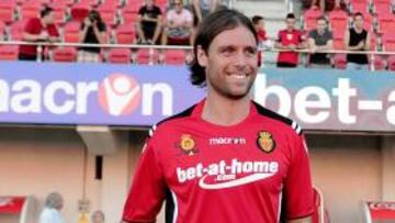 <b>SONRIENTE. </b>Cavenaghi posó ayer feliz en su presentación.