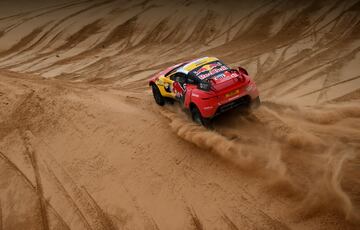 El piloto franc¨¦s de BRX Sebastien Loeb y el copiloto belga Fabian Lurquin compitiendo en la etapa de hoy.