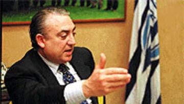 <b>ENFADO</B>. Gonzalo Antón no las tiene todas consigo.