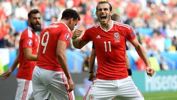 Gareth Bale celebra un gol con Gales.
