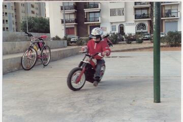 Jorge Lorenzo nació en Palma de Mallorca el 4 de mayo de 1987. Con tres años su padre, Chicho Lorenzo, le fabricó su primera moto. Su madre, María Guerrero, también fue piloto de motos y participó en pruebas de resistencia y de velocidad.