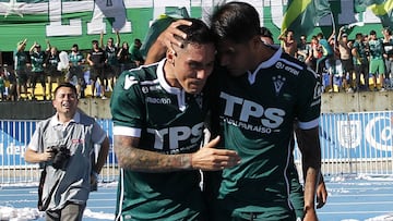 Futbol, Universidad de Chile vs Santiago Wanderers
Final Copa Chile 2017
El jugador de Santiago Wanderers Jean Paul Pineda, izquierda, celebra su gol contra Universidad de Chile durante el partido final de la Copa Chile 2017 disputado en el estadio Este