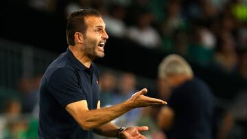 SEVILLA, 01/10/2023.- Rubén Baraja, entrnador del Valencia, durante el partido ante el Betis de la Jornada 8 de LaLiga que estos dos equipos juegan hoy en el estadio Benito Villamarín. EFE/Julio Muñoz
